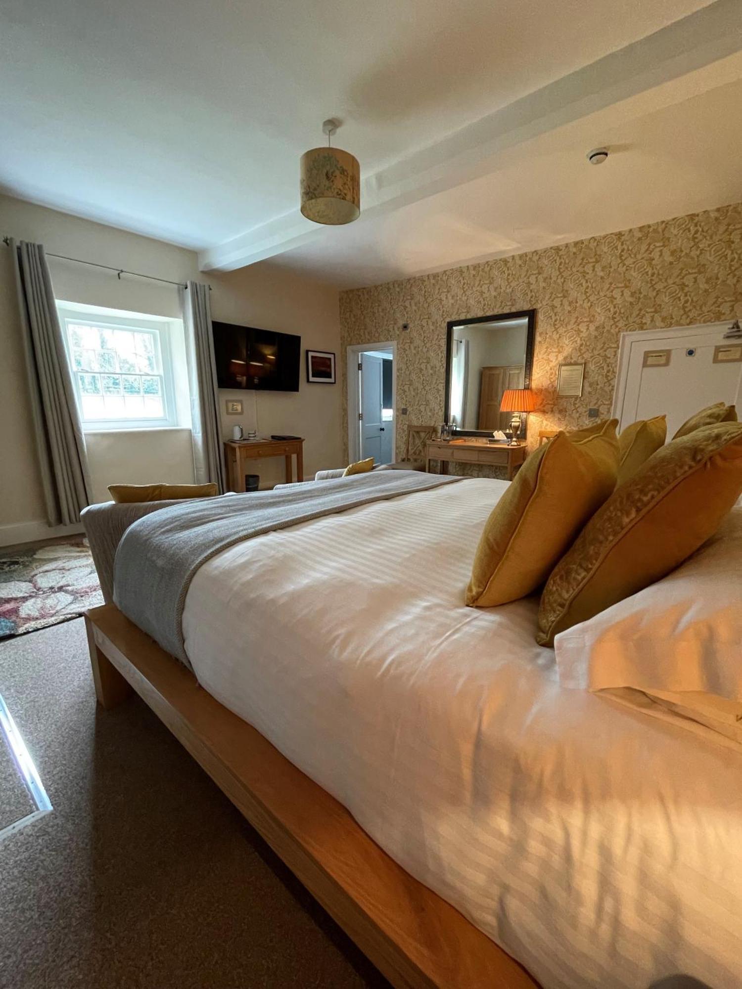 Rollestone Manor B&B And Restaurant Shrewton Exterior foto